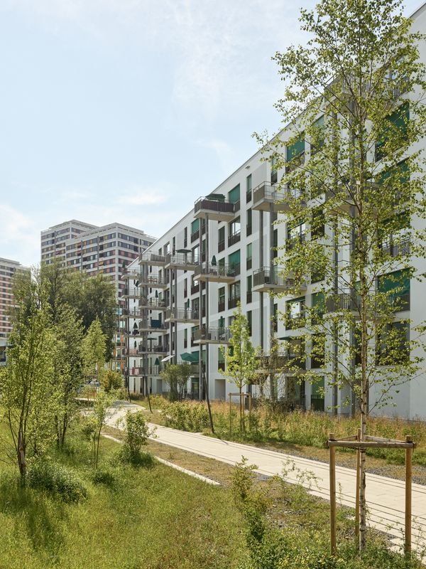 Wohnsiedlung Leutschenbach – Der südliche Freiraum der Wohnsiedlung ist Teil des «Inneren Gartens» – Foto: Andreas Graber